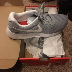 Women’s Nike shoes brand new, never been worn
